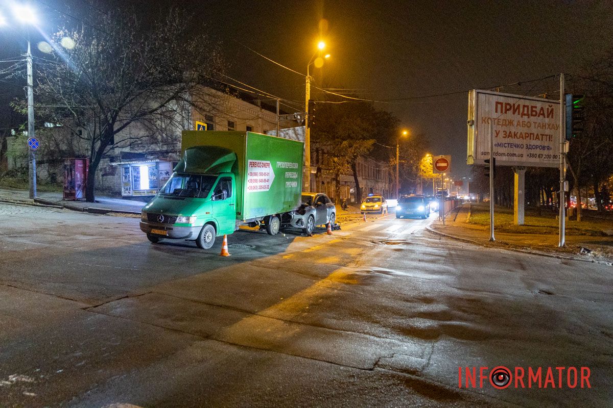Вантажівку трохи підняло вгору після зіткнення У Дніпрі на Святослава Хороброго Audi в'їхала під вантажний Mercedes 13