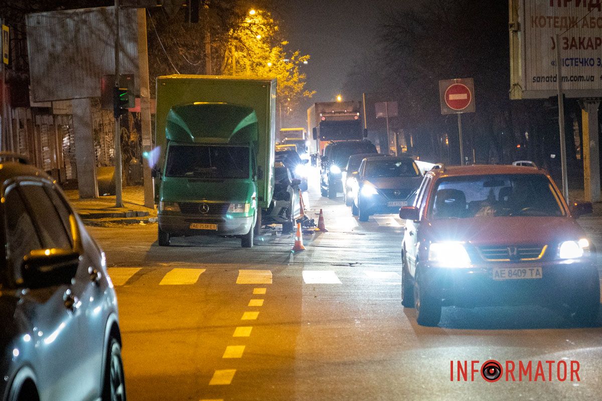 Уламки розкидало по всій смузі руху У Дніпрі на Святослава Хороброго Audi в'їхала під вантажний Mercedes 14