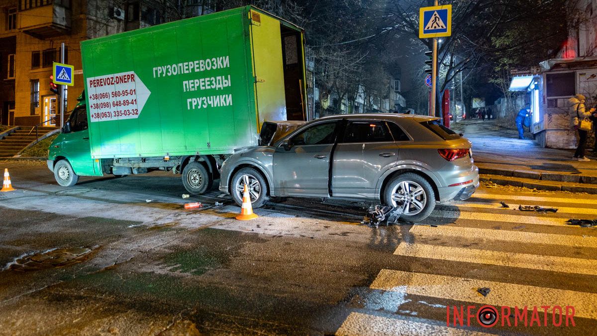 У Дніпрі на Святослава Хороброго Audi влетів під Mercedes: відео моменту