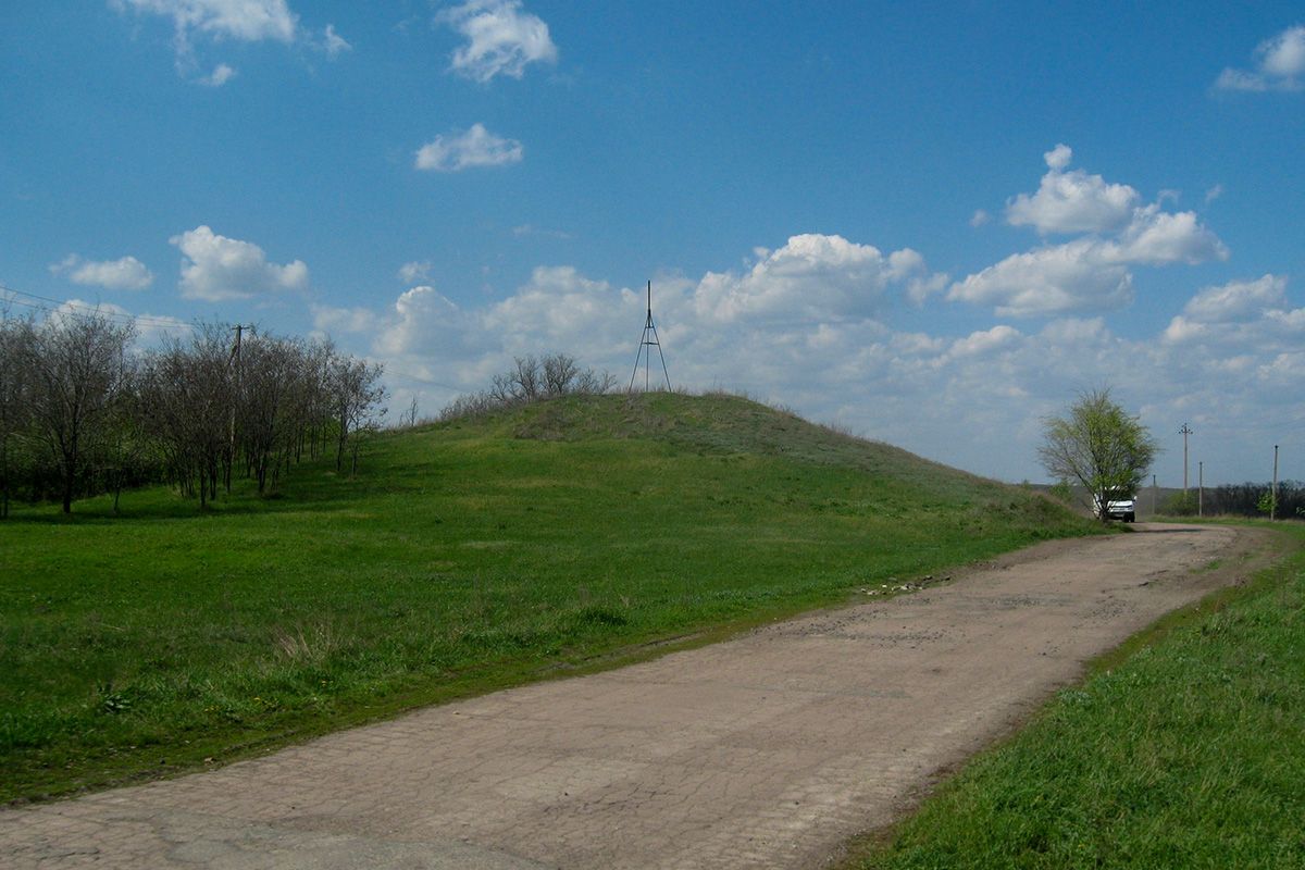 Среди них - курган  Среди них - курган