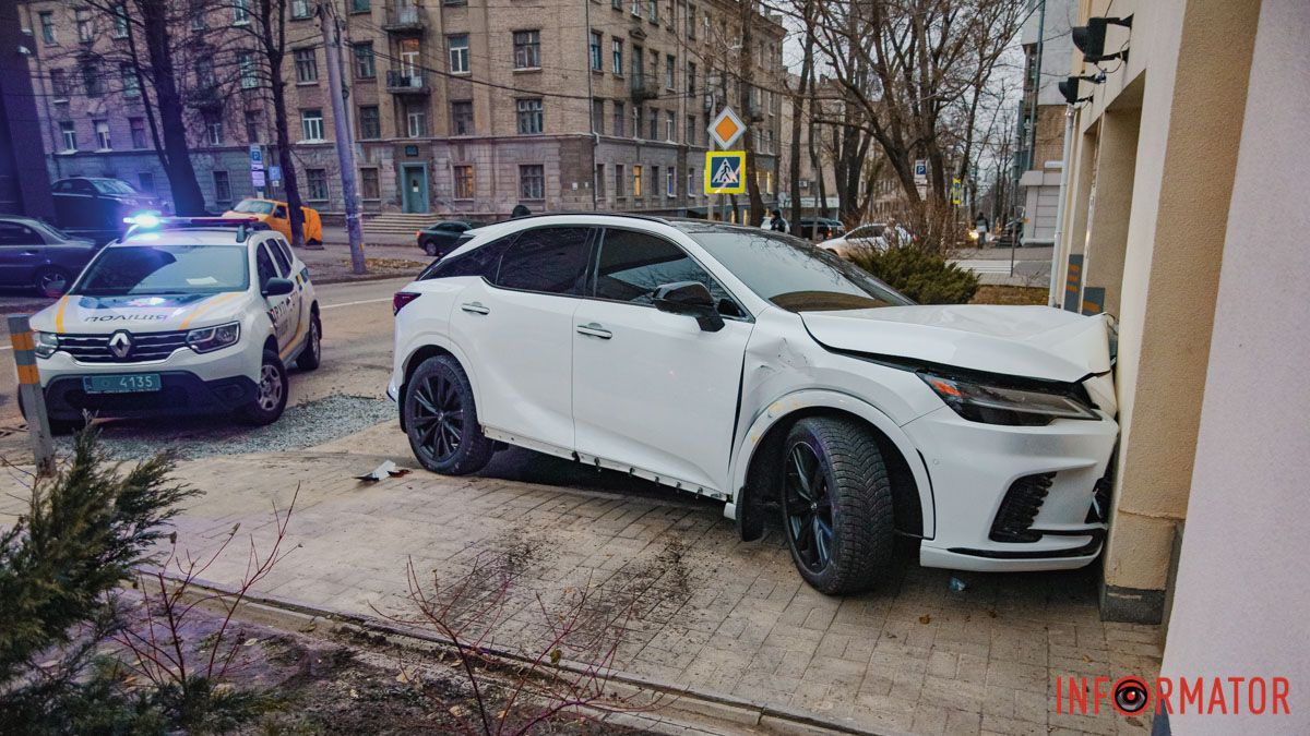 В Днепре на Паторжинского Lexus въехал в дом