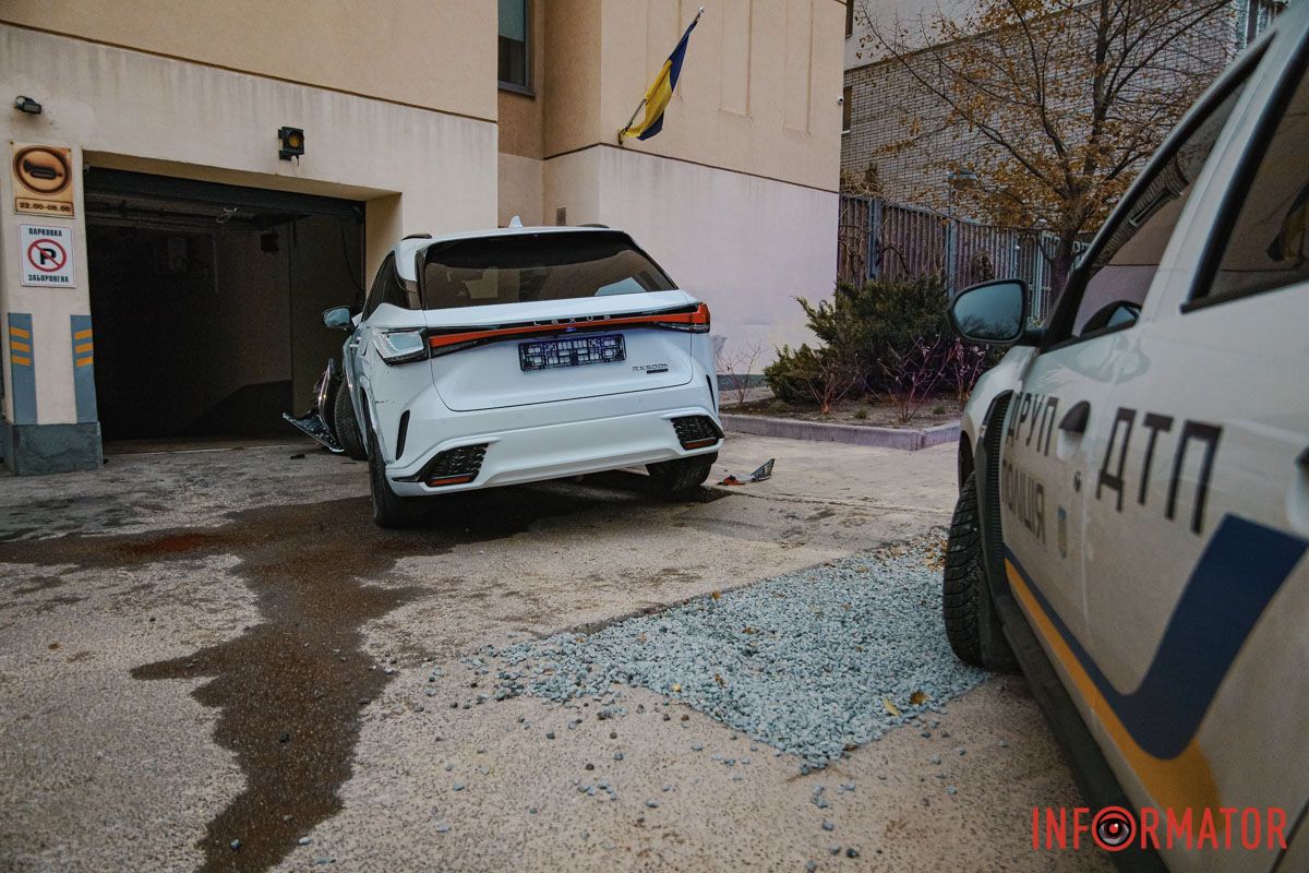 Здесь Lexus врезался в дом