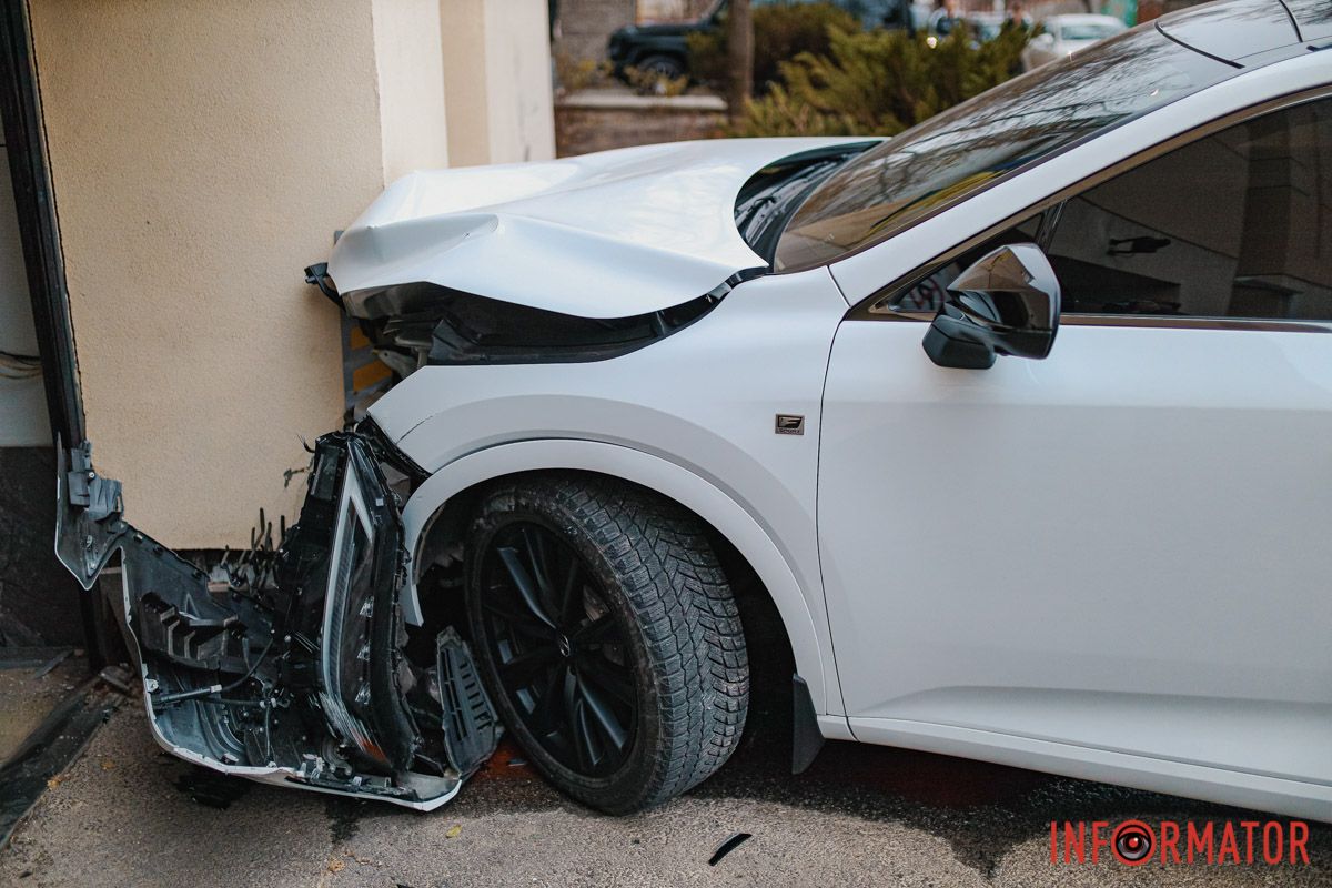 По предварительным данным из соцсетей, водителю стало плохо и он не справился с управлением