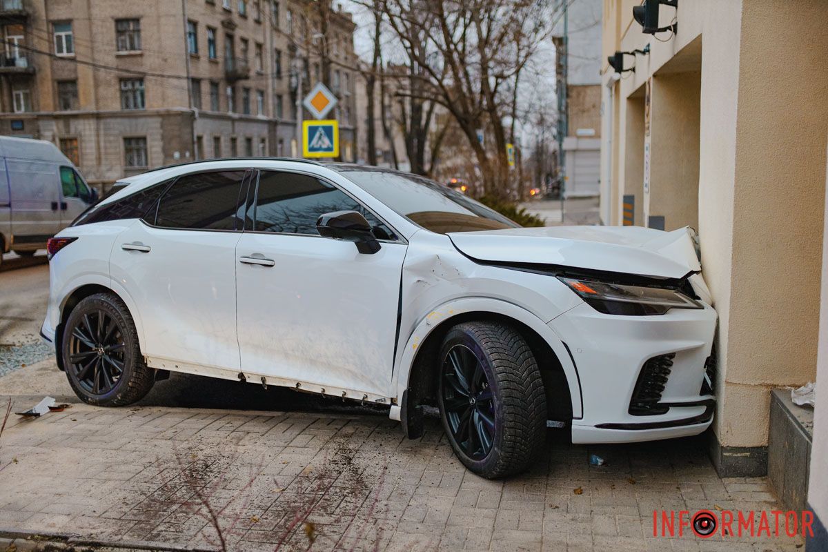 От удара в ато смяло переднюю часть