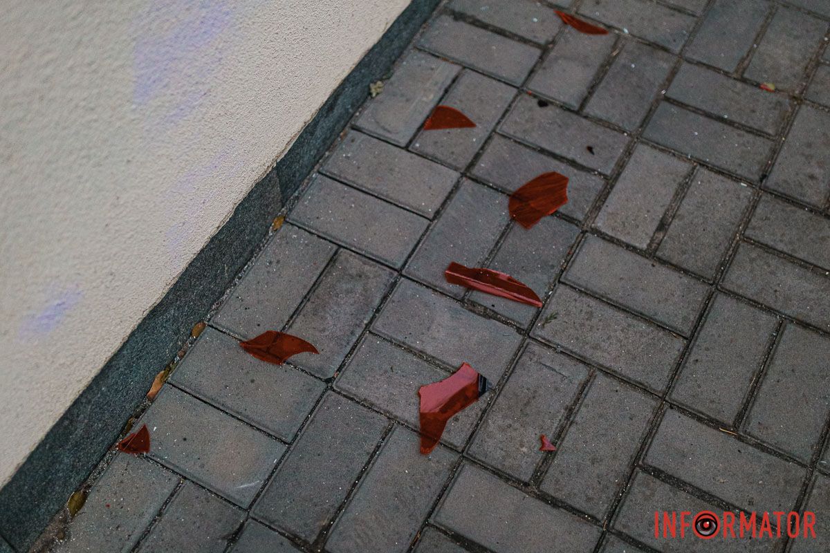 Обломки фар разбрасывало вокруг