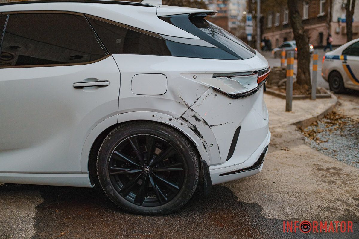 Также несколько повреждена задняя часть авто