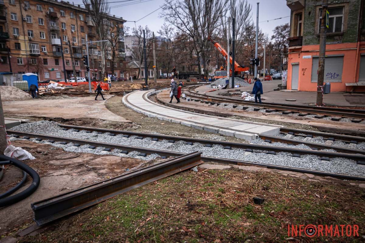 В Днепре приступили к третьему этапу ремонта трамвайного переезда