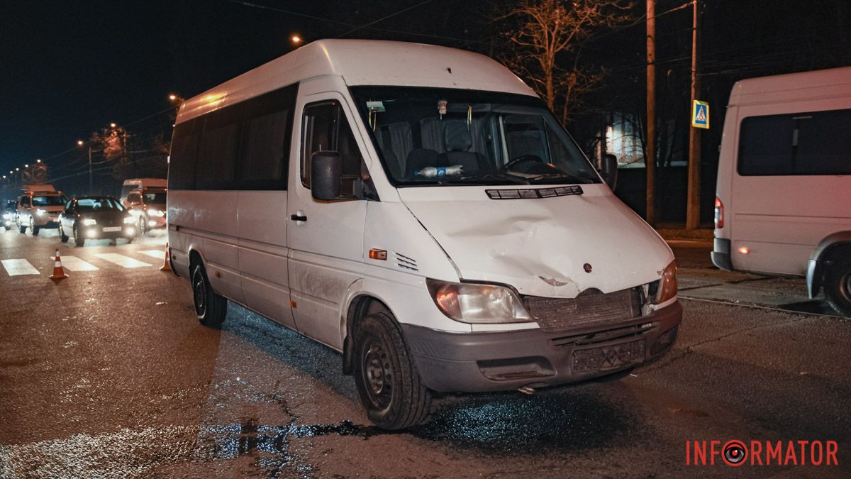 В Днепре на проспекте Богдана Хмельницкого микроавтобус Mercedes сбил женщину: ее забирала «скорая»