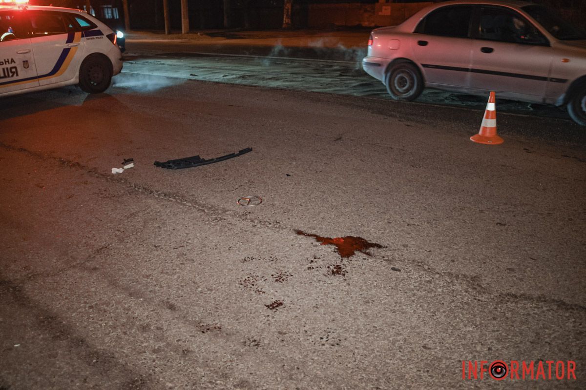 У Дніпрі на проспекті Богдана Хмельницького мікроавтобус Mercedes збив жінку: її забирала «швидка» 5