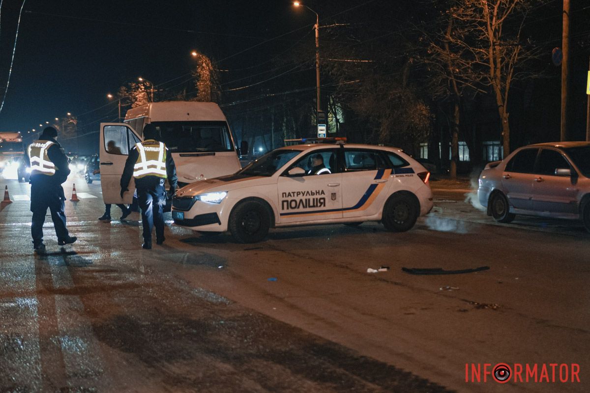 У Дніпрі на проспекті Богдана Хмельницького мікроавтобус Mercedes збив жінку: її забирала «швидка» 3