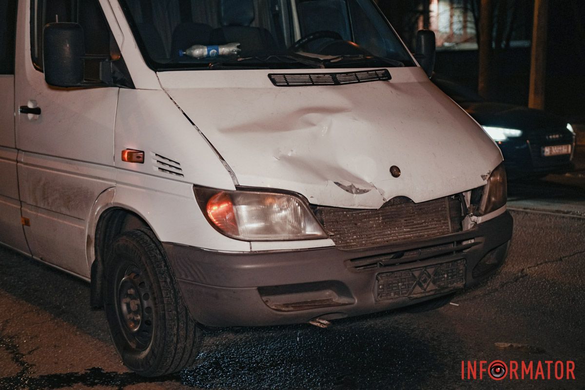 У Дніпрі на проспекті Богдана Хмельницького мікроавтобус Mercedes збив жінку: її забирала «швидка» 4