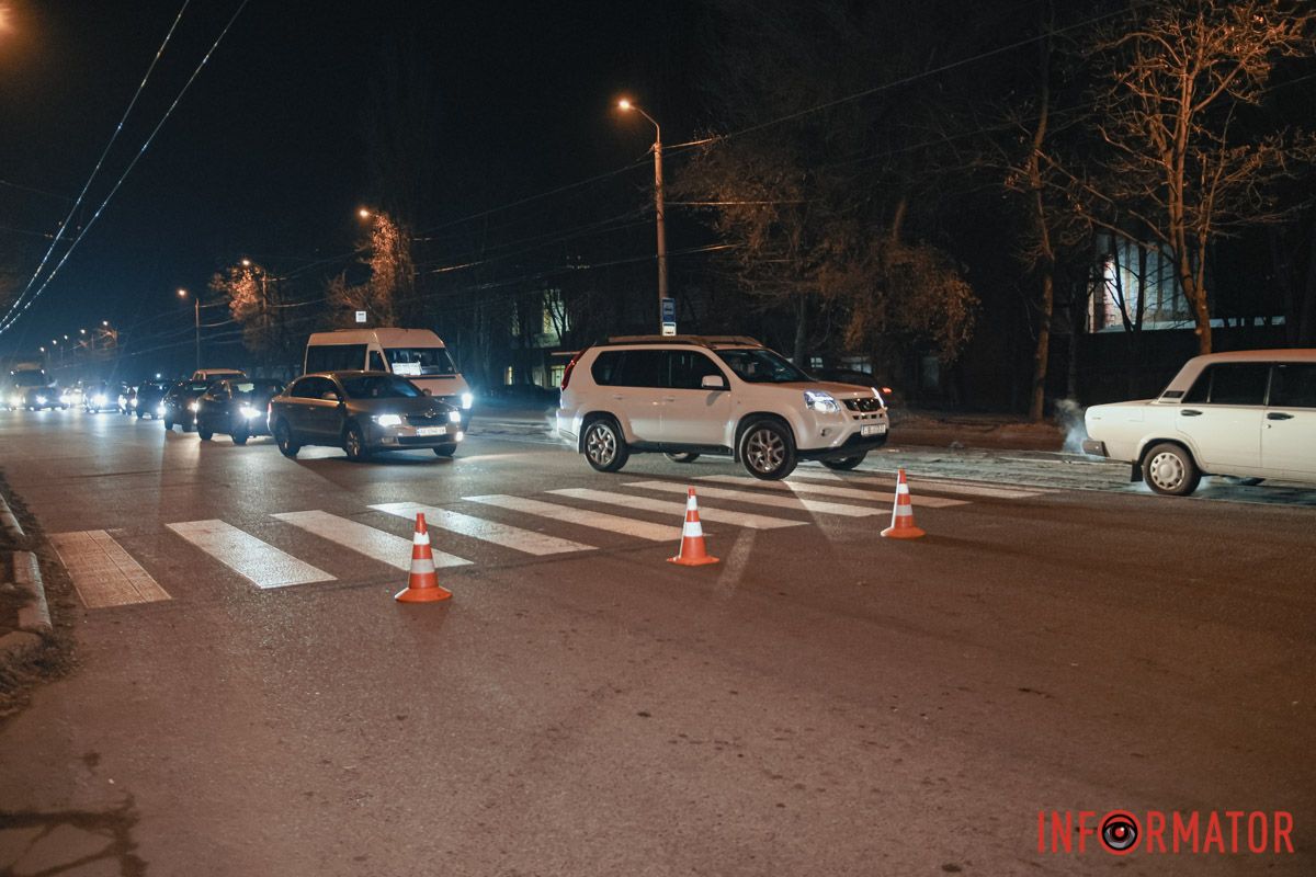 У Дніпрі на проспекті Богдана Хмельницького мікроавтобус Mercedes збив жінку: її забирала «швидка» 2