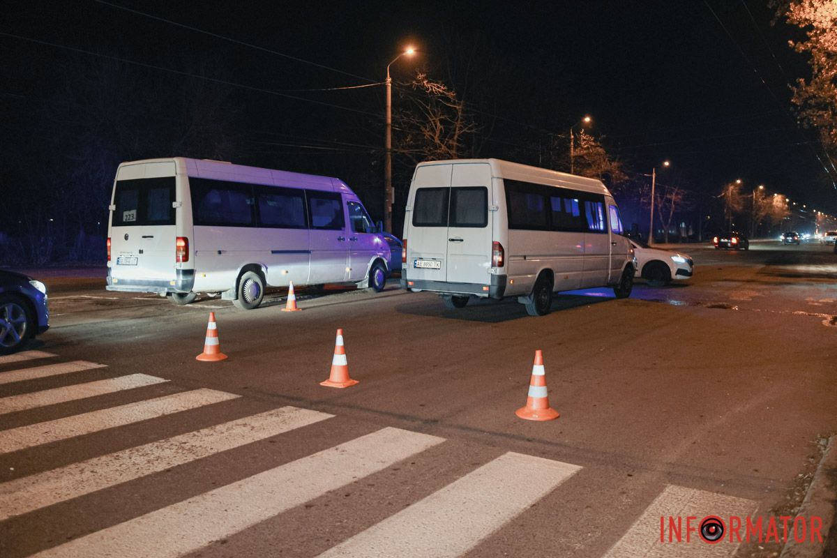 У Дніпрі на проспекті Богдана Хмельницького мікроавтобус Mercedes збив жінку: її забирала «швидка» 6