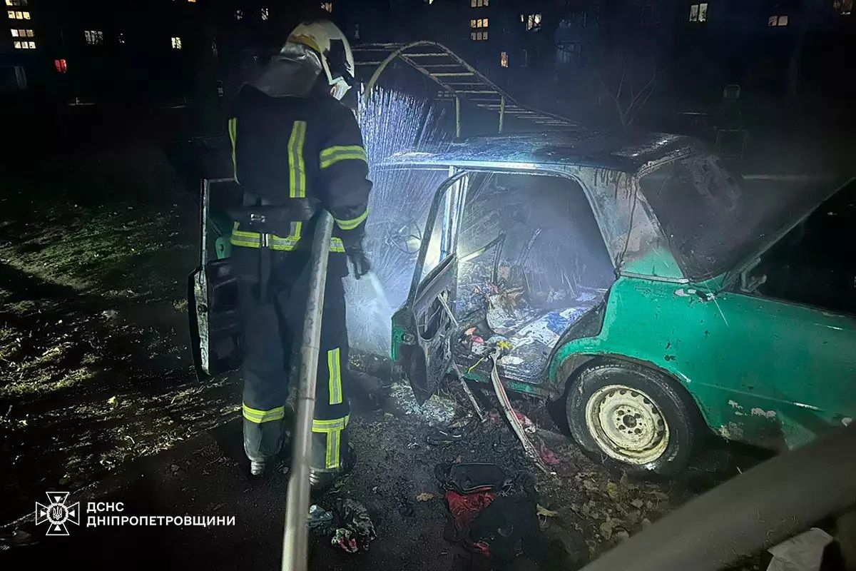 У Кам'янському 29 листопада загорівся автомобіль ВАЗ