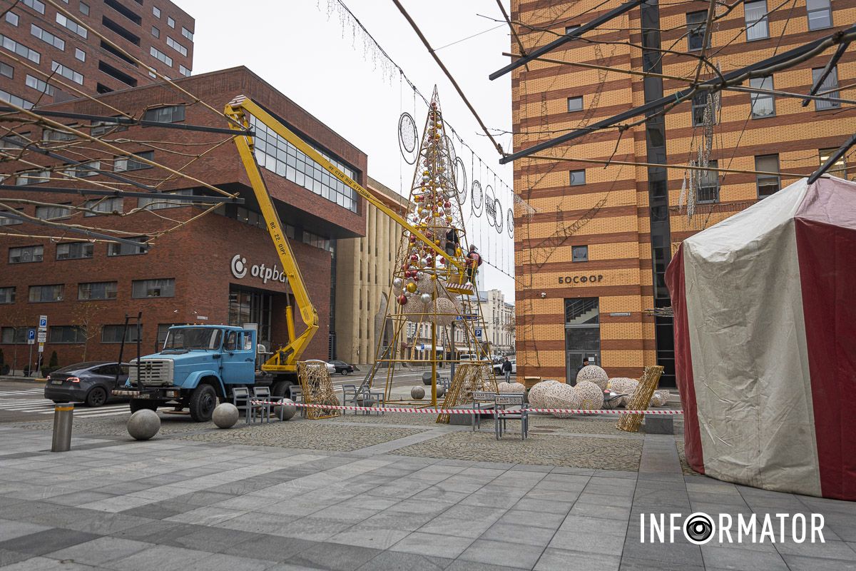 У Дніпрі на Кельнському бульварі почали встановлювати новорічну ялинку 1
