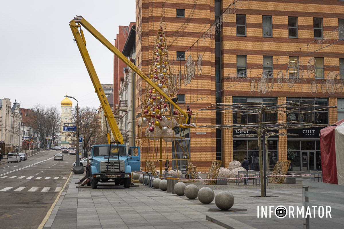 У Дніпрі на Кельнському бульварі почали встановлювати новорічну ялинку 5