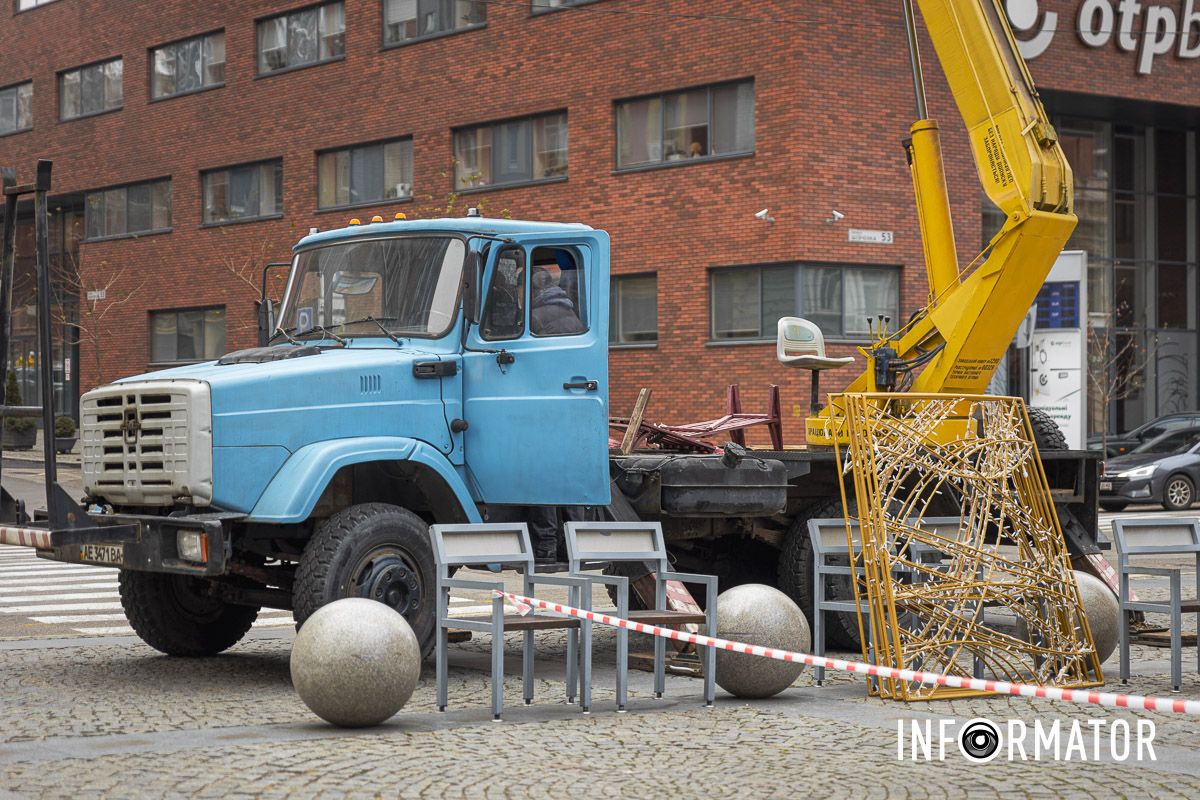 У Дніпрі на Кельнському бульварі почали встановлювати новорічну ялинку 2
