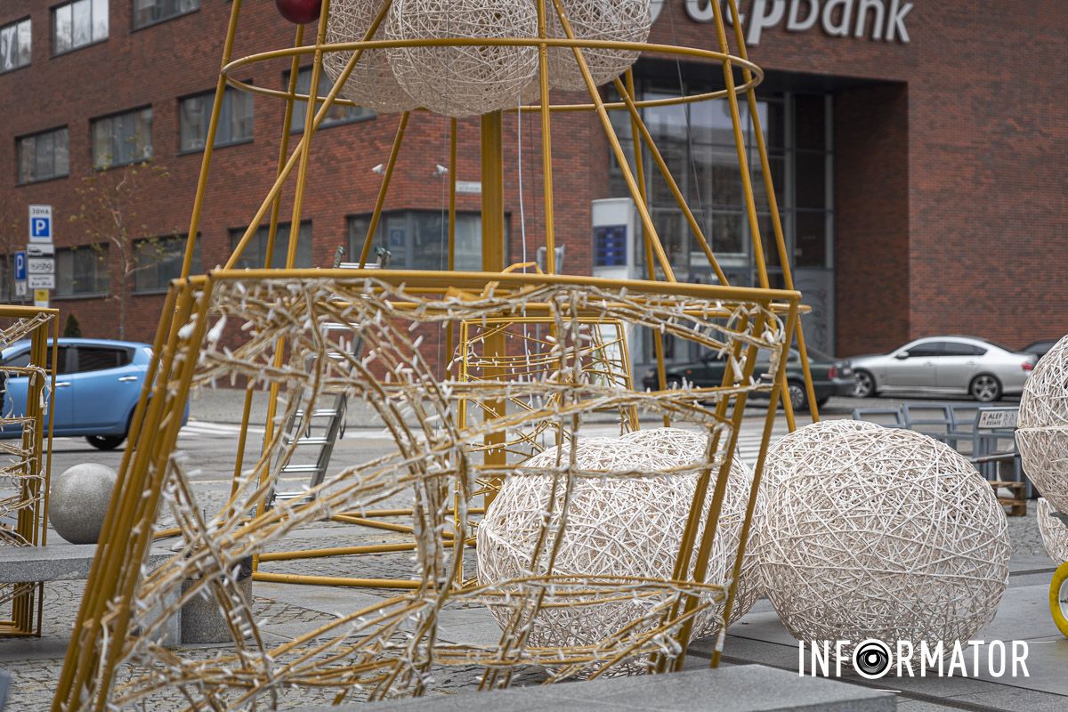 У Дніпрі на Кельнському бульварі почали встановлювати новорічну ялинку 3