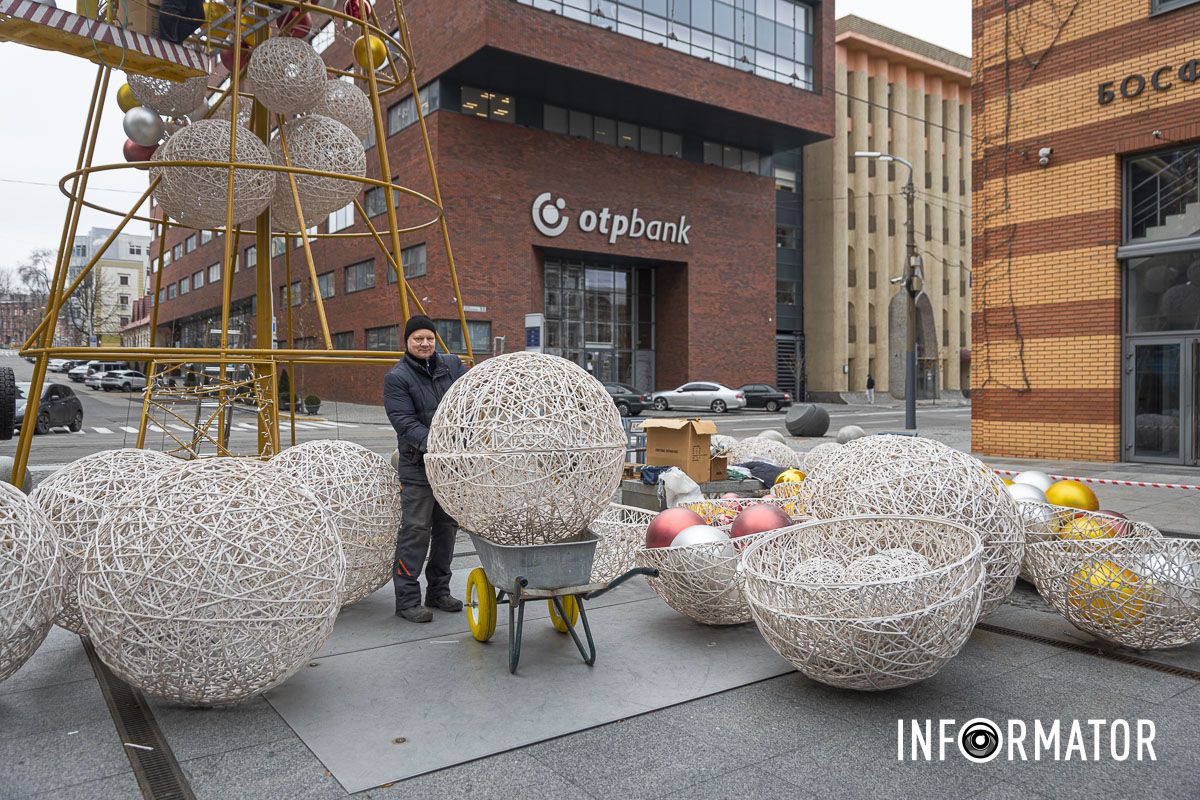 У Дніпрі на Кельнському бульварі почали встановлювати новорічну ялинку 4