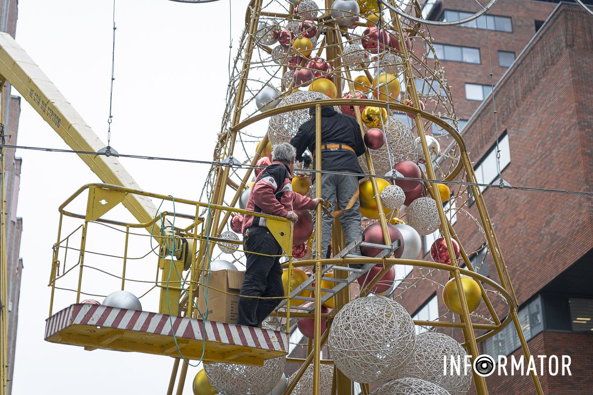 У Дніпрі на Кельнському бульварі почали встановлювати новорічну ялинку 6