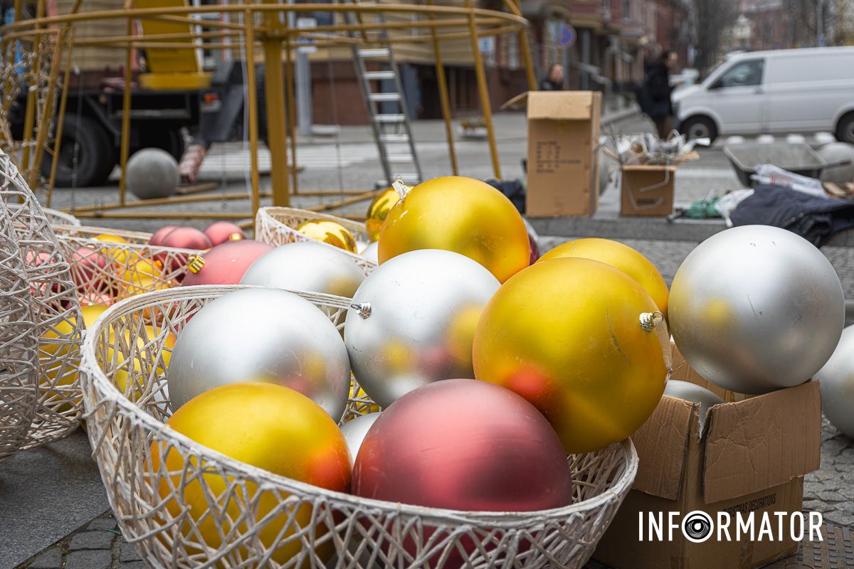 У Дніпрі на Кельнському бульварі почали встановлювати новорічну ялинку 9