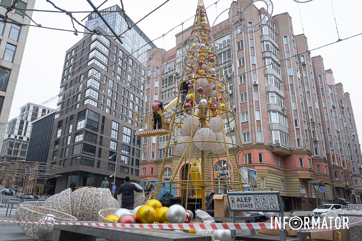 У Дніпрі на Кельнському бульварі почали встановлювати новорічну ялинку 7