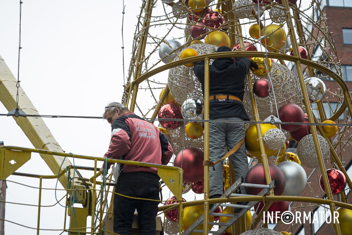 У Дніпрі на Кельнському бульварі почали встановлювати новорічну ялинку 11