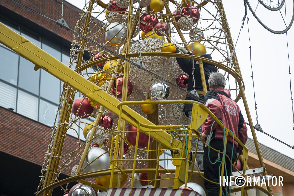 У Дніпрі на Кельнському бульварі почали встановлювати новорічну ялинку 8