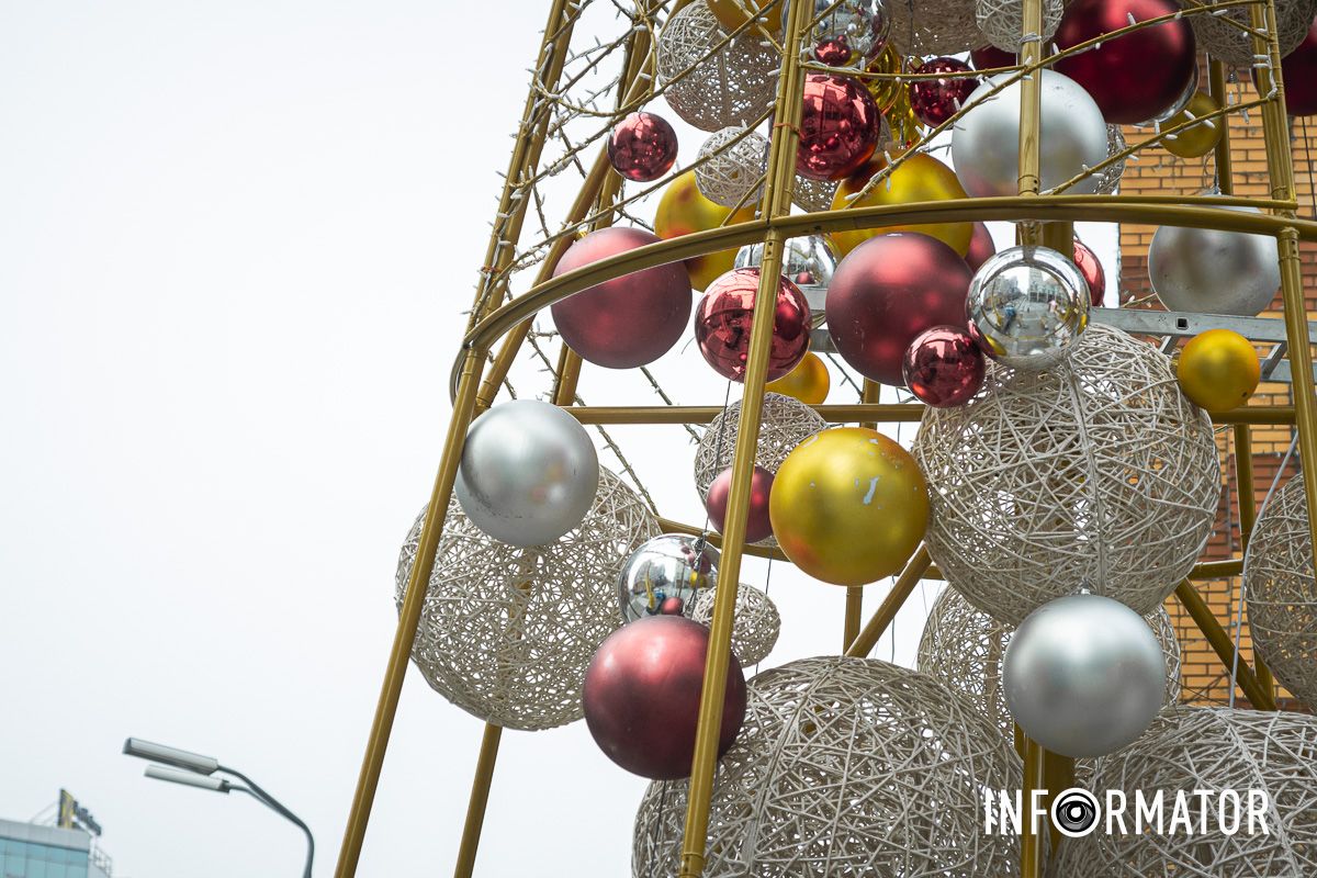 У Дніпрі на Кельнському бульварі почали встановлювати новорічну ялинку 10