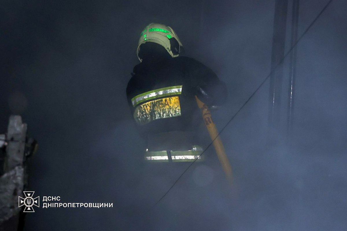 Рятувальники боролися з пожежами, що виникли внаслідок атаки Рятувальники боролися з пожежами, що виникли внаслідок атаки