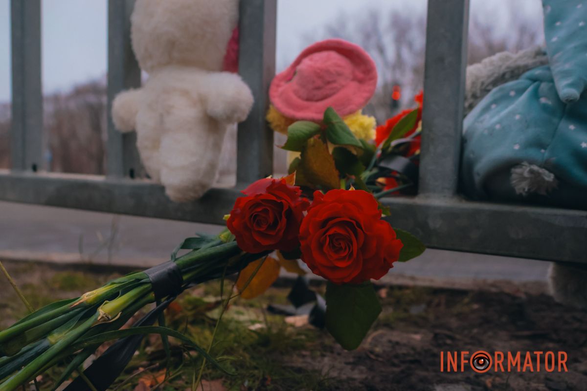 2 грудня на місце аварії принесли квіти, іграшки та цукерки