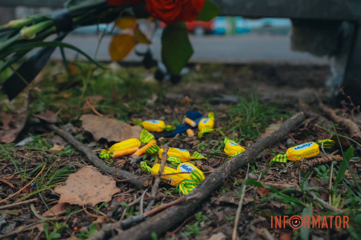 На дорозі та тротуарі все ще чітко видно сліди жахливої аварії