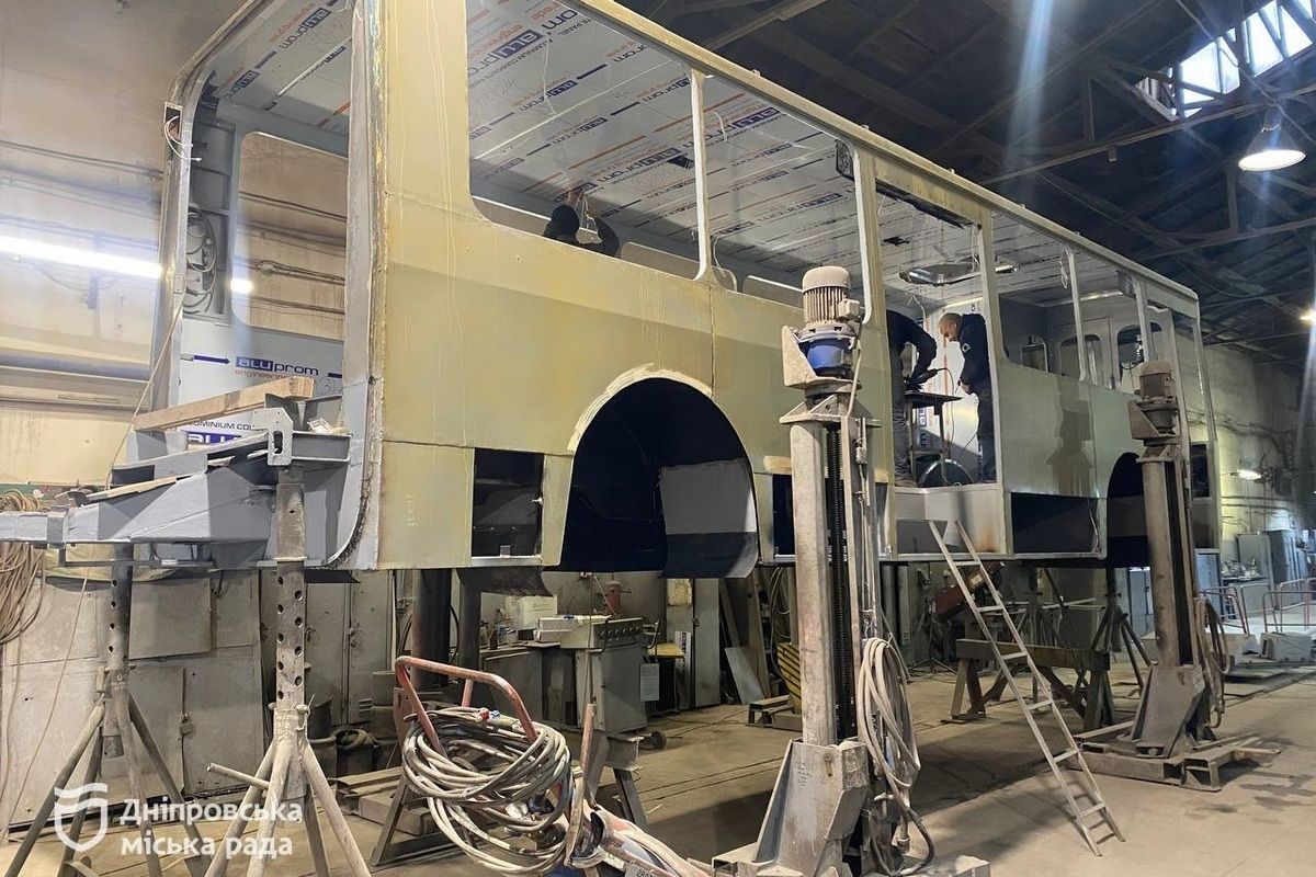 Вони отримали більш зносостійкі вузли зчленування, електронні маршрутовказівники, оновлені салони та кузови, кондиціонування кабіни водія