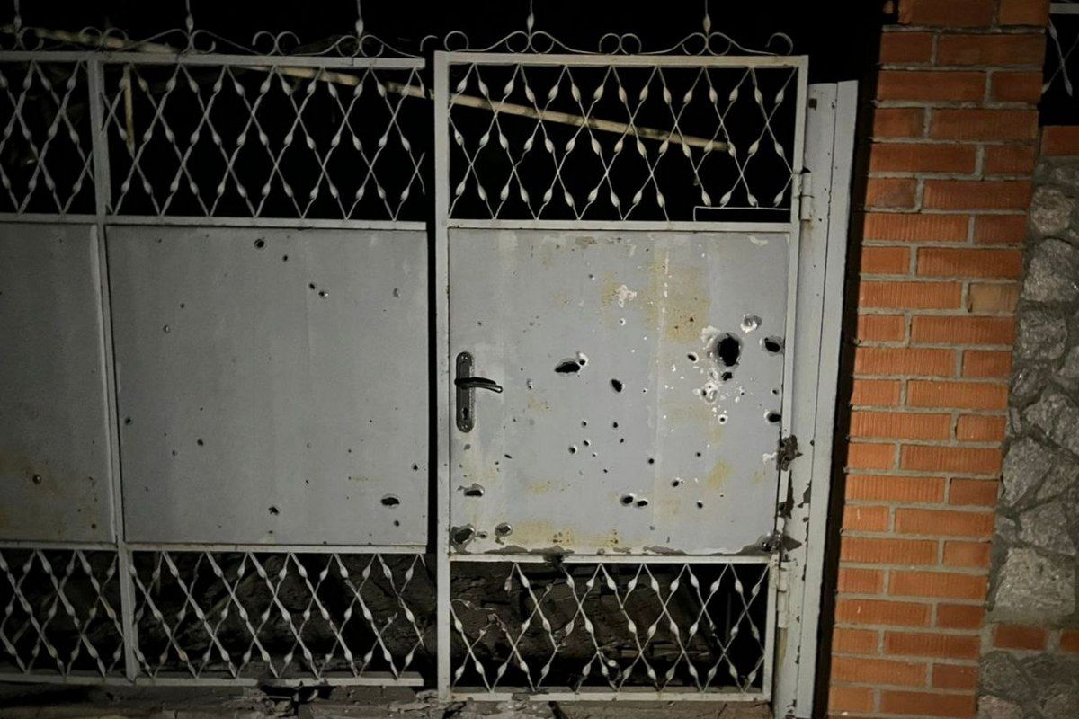 Повреждения получили гимназия, санаторий, семь частных домов, три хозяйственных постройки, два гаража, три машины и прицеп Повреждения получили гимназия, санаторий, семь частных домов, три хозяйственных постройки, два гаража, три машины и прицеп