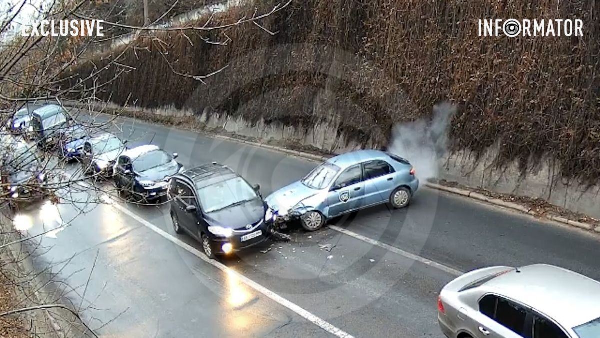 У Дніпрі на Деземівській Daewoo охоронної фірми врізався в Mazda: відео моменту