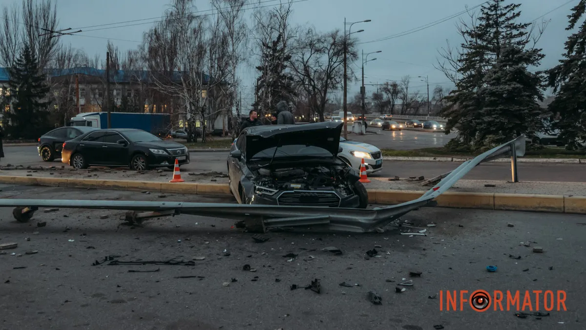 У Дніпрі на Слобожанському проспекті біля автостанції Audi влетів у відбійник: є постраждалий