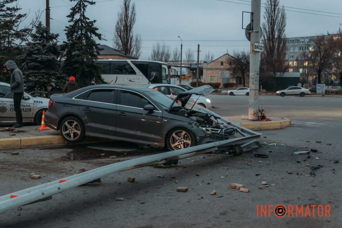 У Дніпрі на Слобожанському проспекті біля автостанції Audi влетів у відбійник: є постраждалий 1