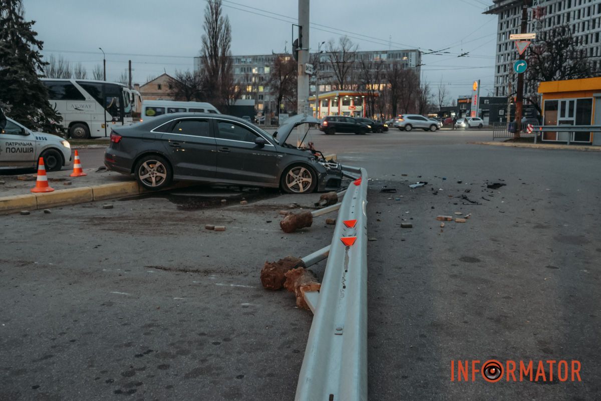 У Дніпрі на Слобожанському проспекті біля автостанції Audi влетів у відбійник: є постраждалий 10
