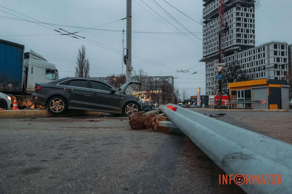 У Дніпрі на Слобожанському проспекті біля автостанції Audi влетів у відбійник: є постраждалий 6