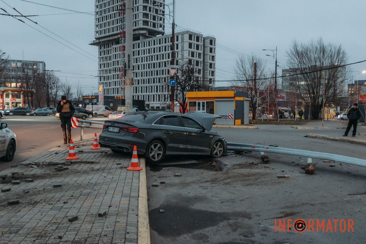 У Дніпрі на Слобожанському проспекті біля автостанції Audi влетів у відбійник: є постраждалий 8