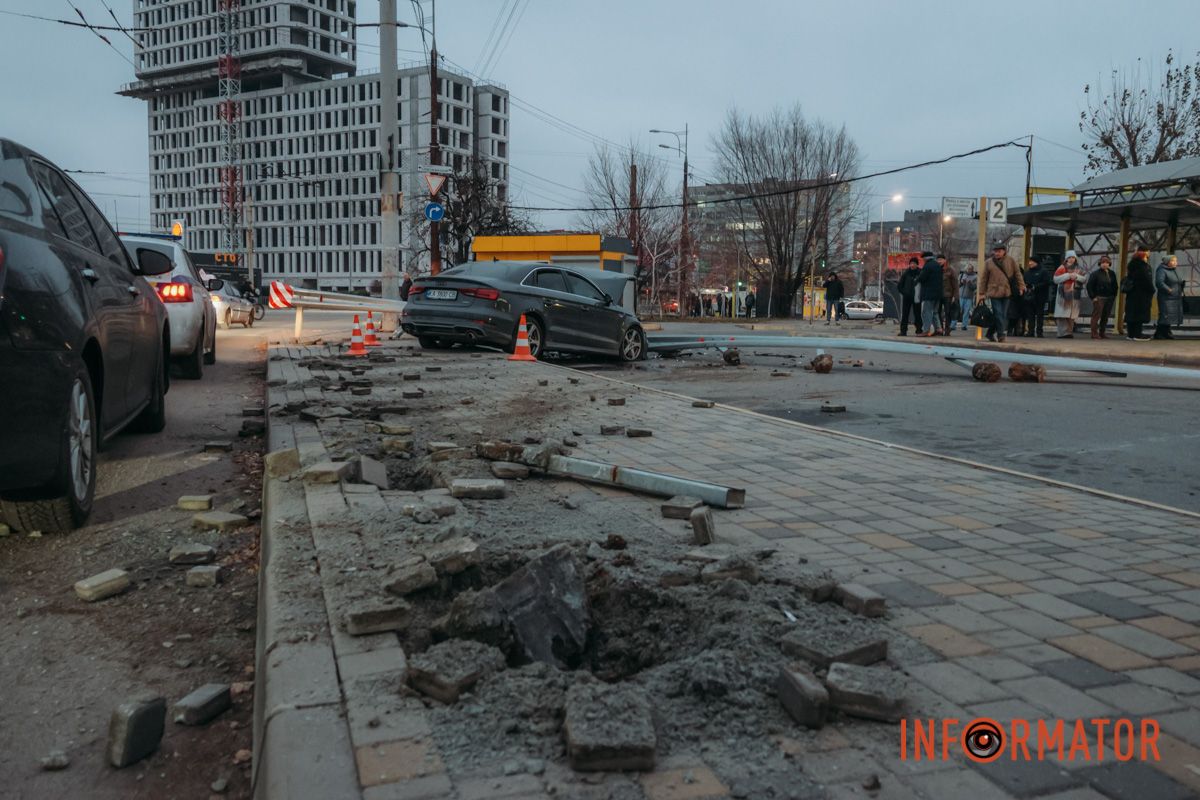 У Дніпрі на Слобожанському проспекті біля автостанції Audi влетів у відбійник: є постраждалий 3