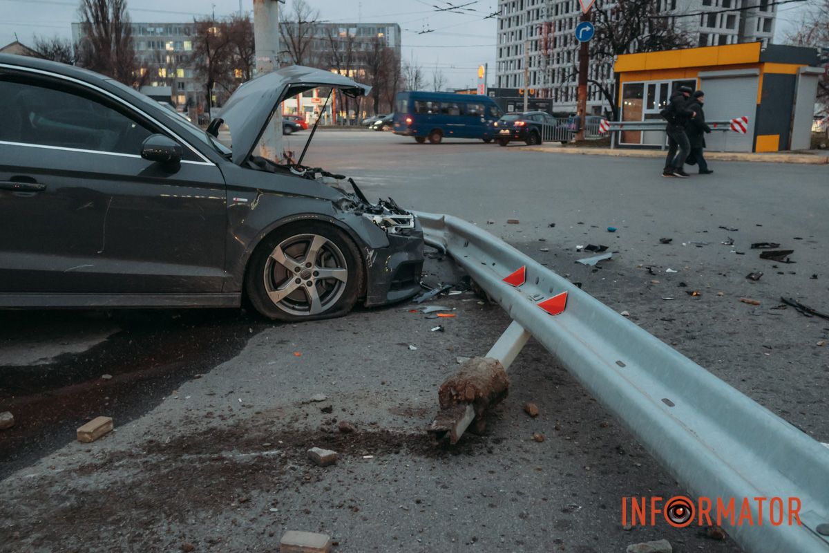 У Дніпрі на Слобожанському проспекті біля автостанції Audi влетів у відбійник: є постраждалий 5