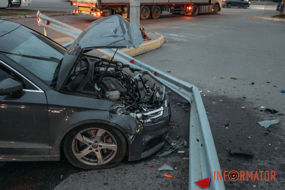 У Дніпрі на Слобожанському проспекті біля автостанції Audi влетів у відбійник: є постраждалий 9