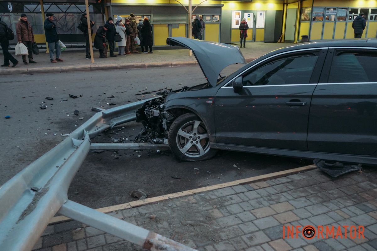 У Дніпрі на Слобожанському проспекті біля автостанції Audi влетів у відбійник: є постраждалий 7