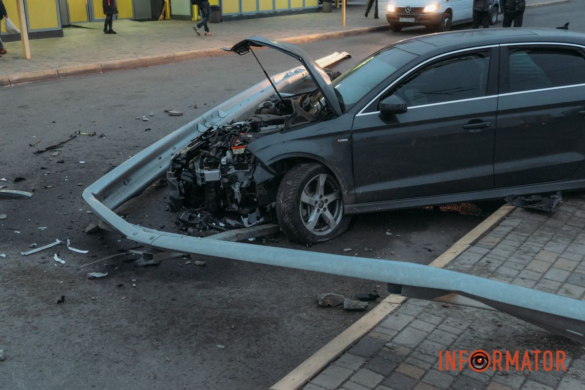 У Дніпрі на Слобожанському проспекті біля автостанції Audi влетів у відбійник: є постраждалий 2