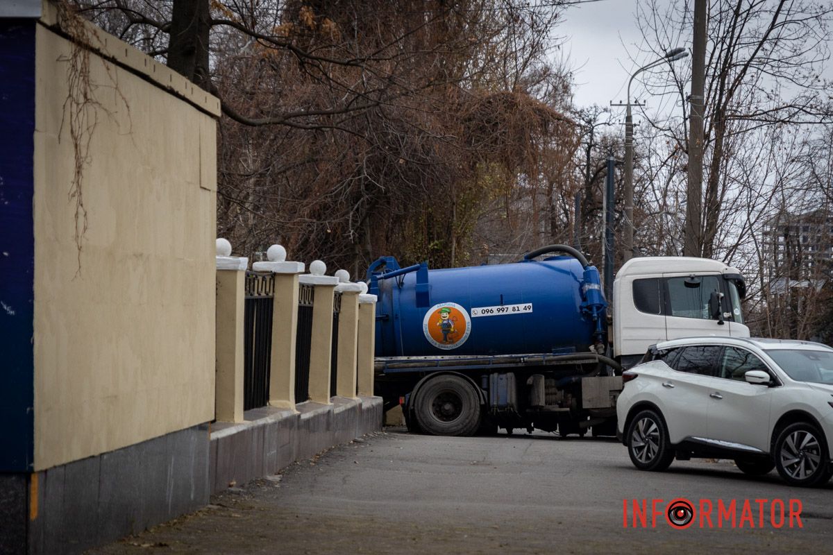 Вода затапливает укрытие: в Днепре на проспекте Яворницкого на тротуаре возле школы под грузовиком провалился асфальт 19