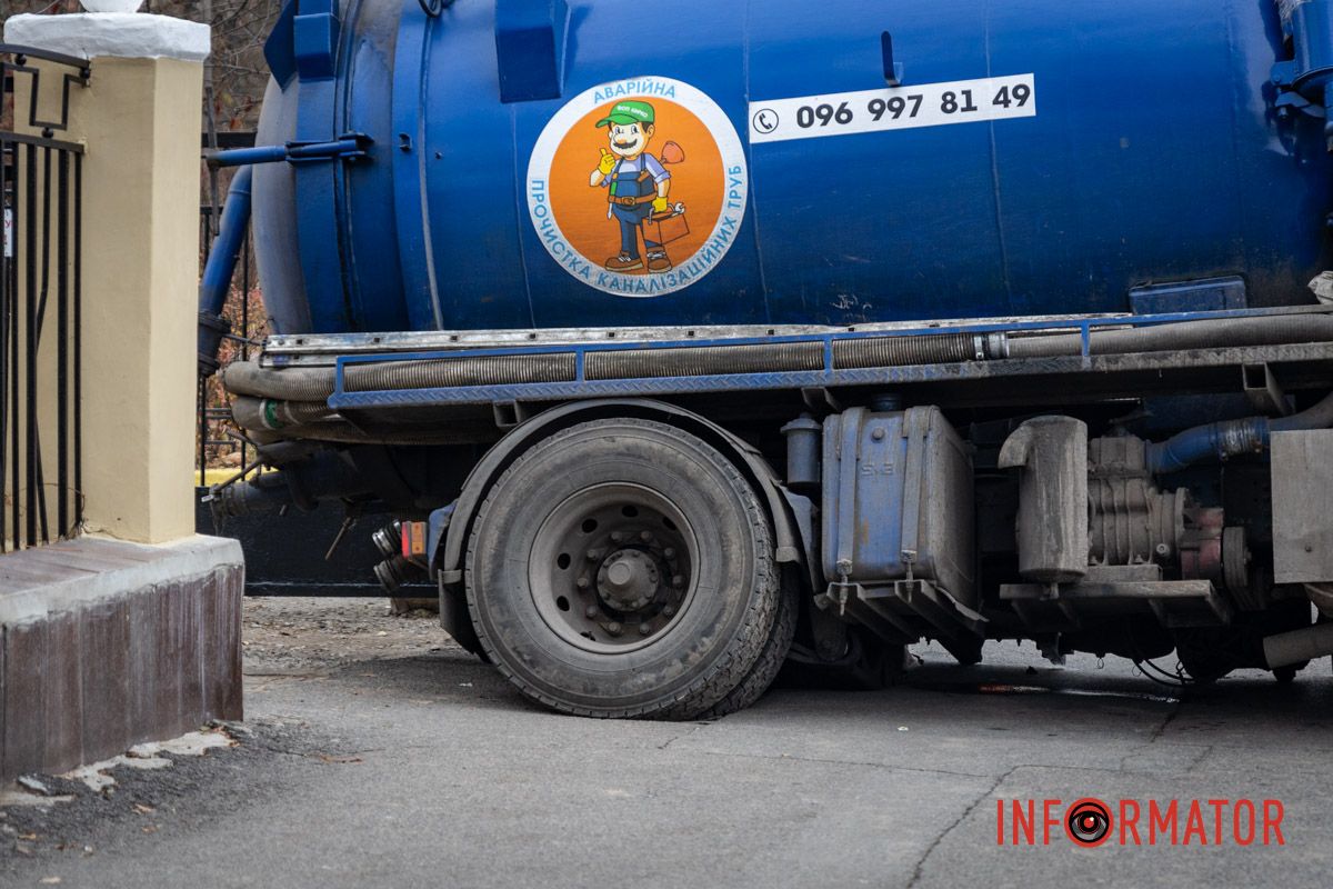 Вода затапливает укрытие: в Днепре на проспекте Яворницкого на тротуаре возле школы под грузовиком провалился асфальт 18