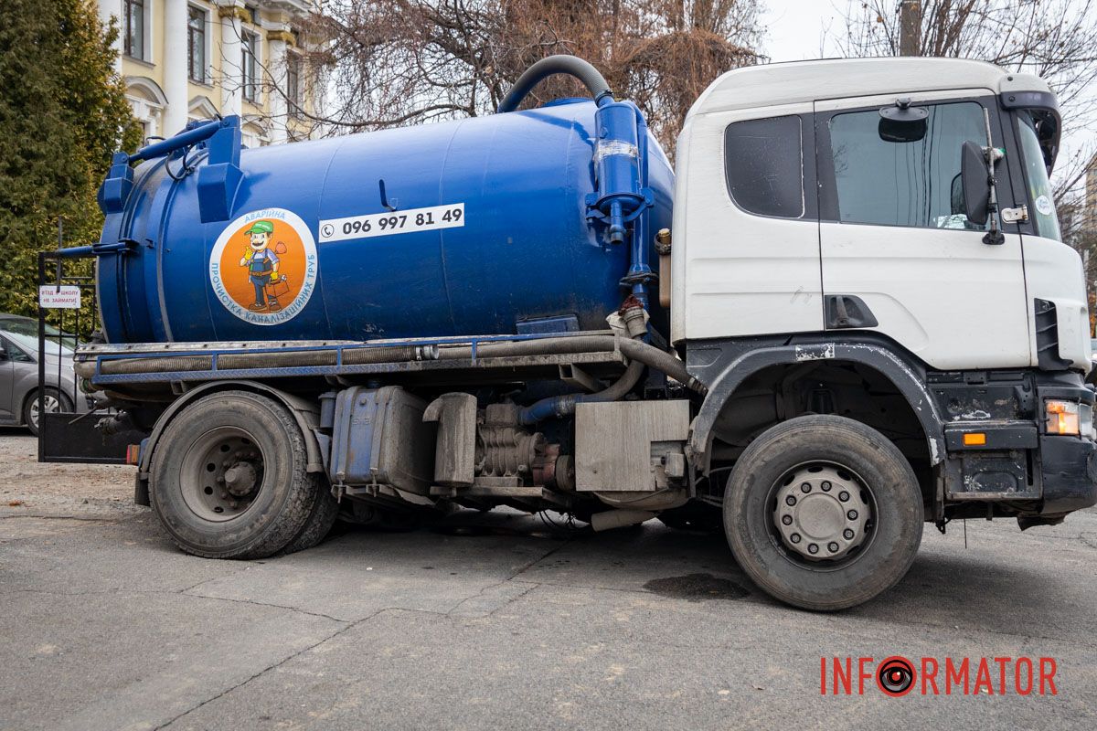 Вода затапливает укрытие: в Днепре на проспекте Яворницкого на тротуаре возле школы под грузовиком провалился асфальт 17