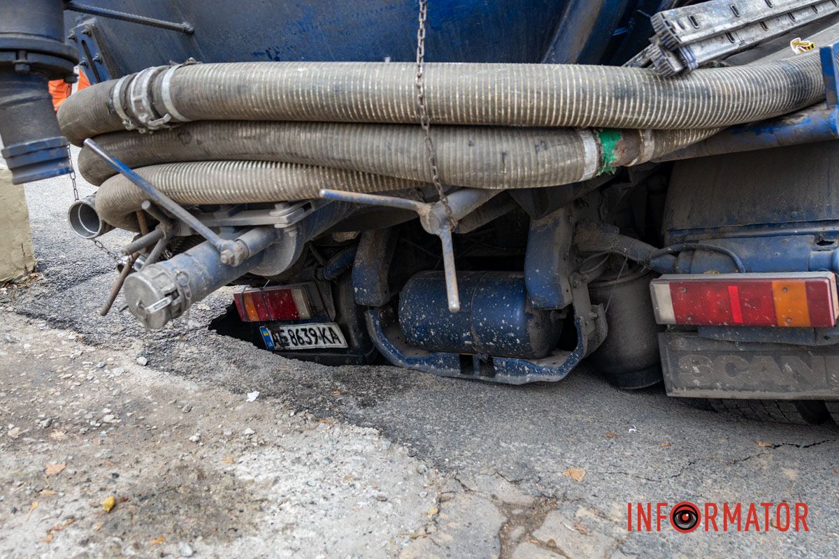 Вода затапливает укрытие: в Днепре на проспекте Яворницкого на тротуаре возле школы под грузовиком провалился асфальт 16