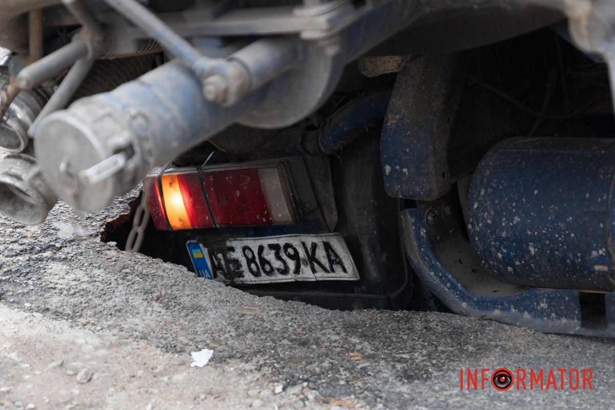 Вода затапливает укрытие: в Днепре на проспекте Яворницкого на тротуаре возле школы под грузовиком провалился асфальт 14